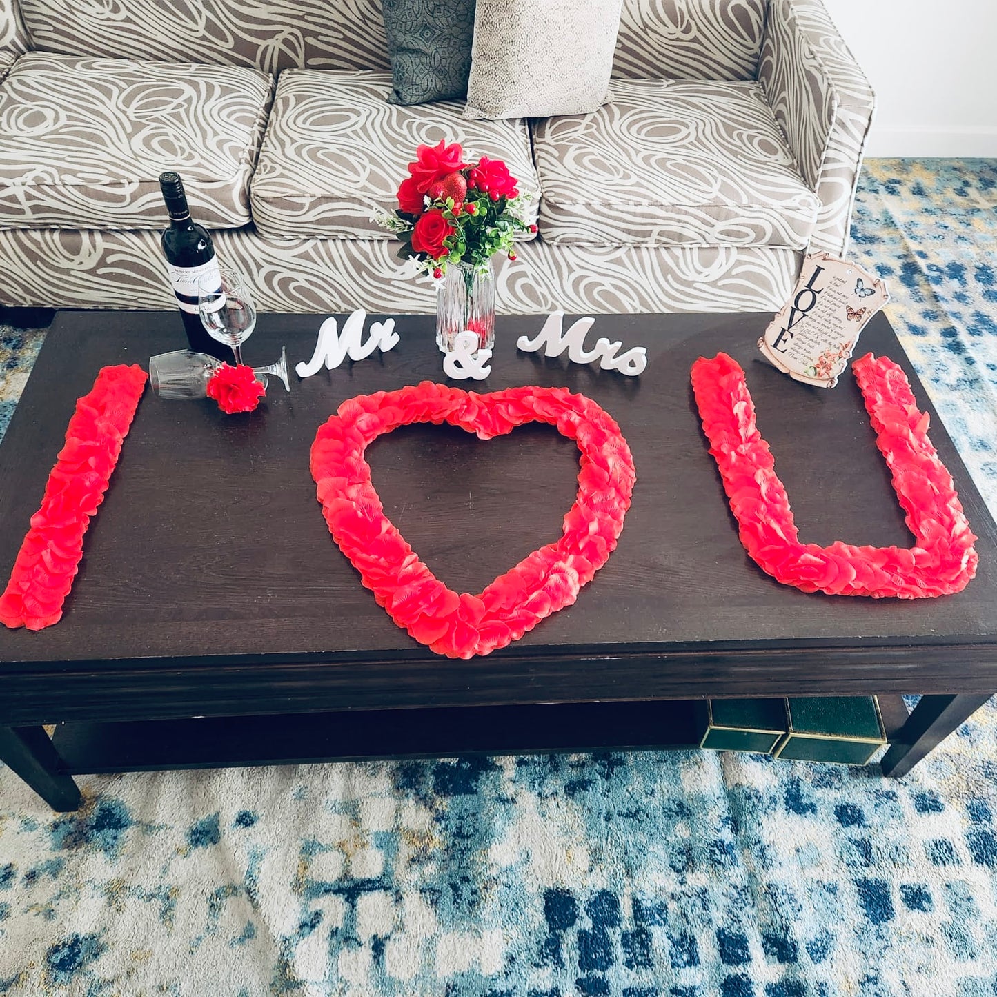 Big I Heart U rose petal message